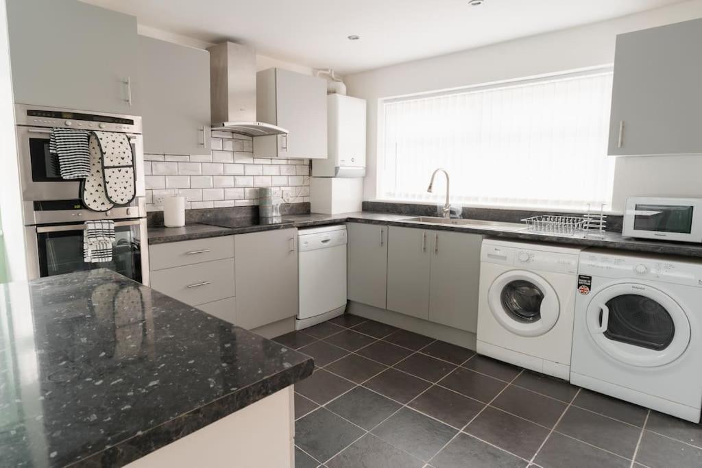Prenton House, 3Br Close To Liverpool Birkenhead Extérieur photo