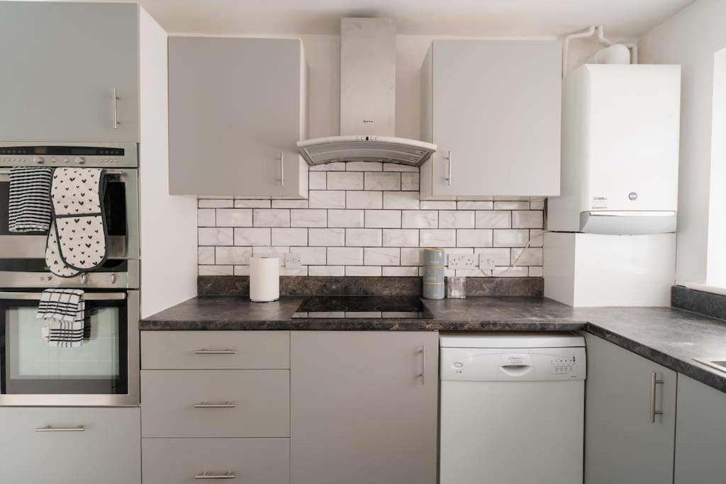 Prenton House, 3Br Close To Liverpool Birkenhead Extérieur photo