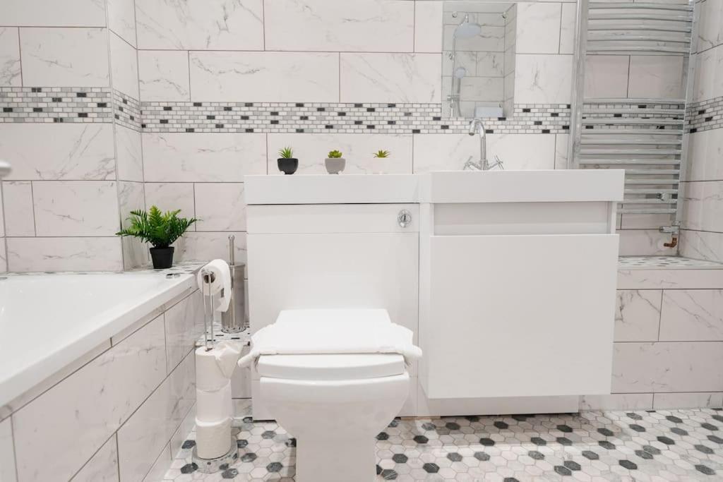 Prenton House, 3Br Close To Liverpool Birkenhead Extérieur photo