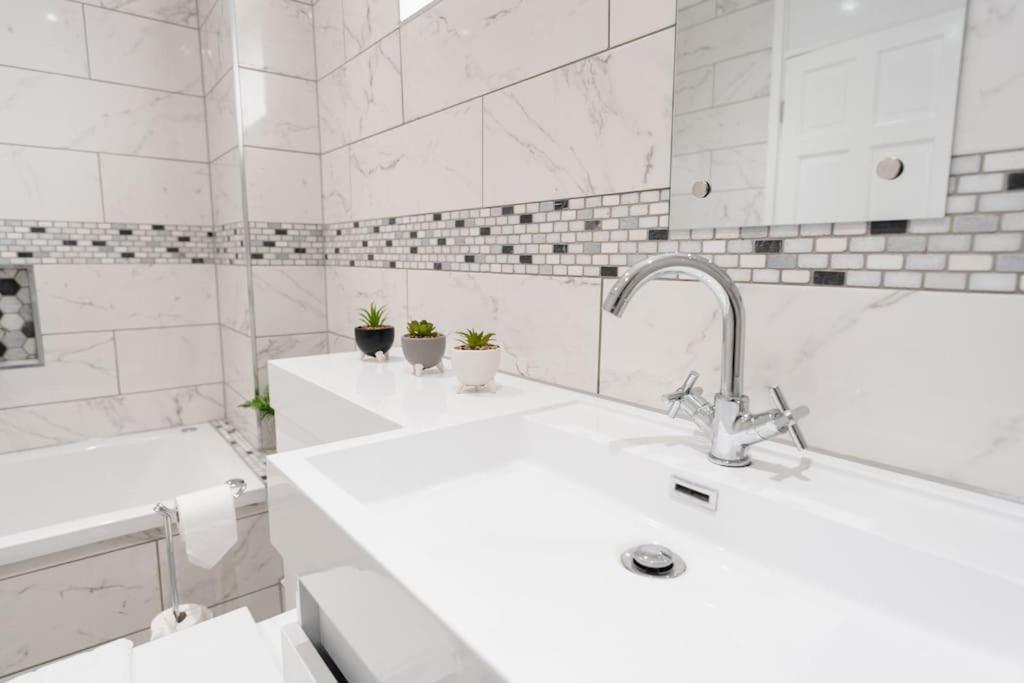 Prenton House, 3Br Close To Liverpool Birkenhead Extérieur photo